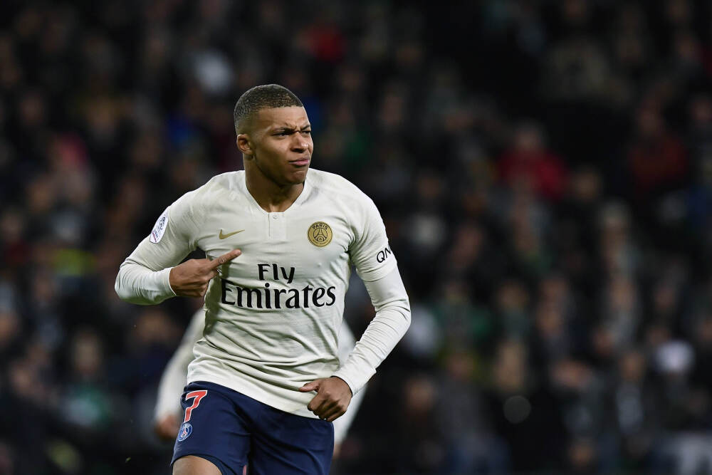 一手抱一个！安东尼晒照庆祝圣诞节，母亲也送来祝福